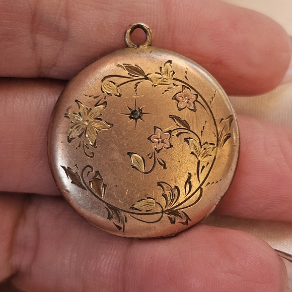 Antique Gold Plated Locket with Photo - Picture 1 of 2